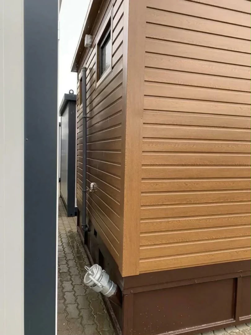 Doppelter Sanitärcontainer mit Abwassertank – WC-Container mit integriertem Fäkalientank