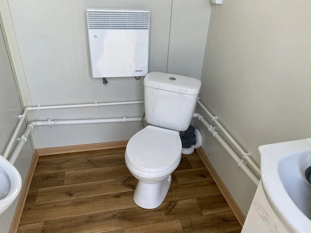 Doppelter Sanitärcontainer mit Abwassertank – WC-Container mit integriertem Fäkalientank