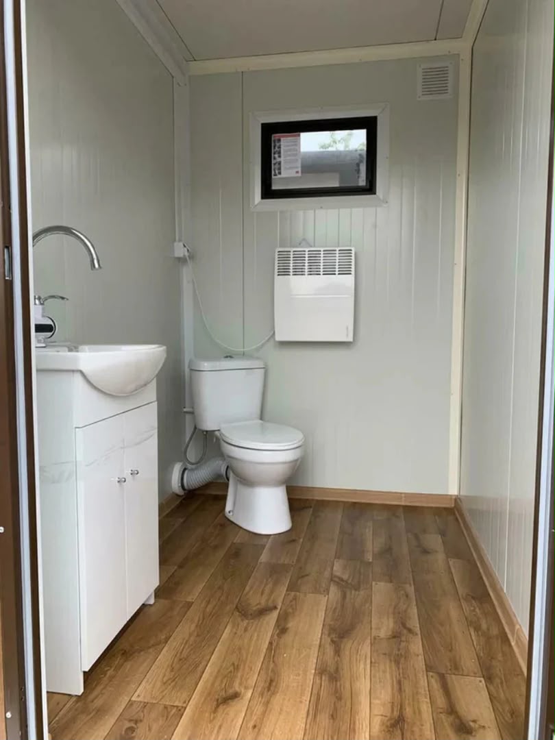 Doppelter Sanitärcontainer mit Abwassertank – WC-Container mit integriertem Fäkalientank