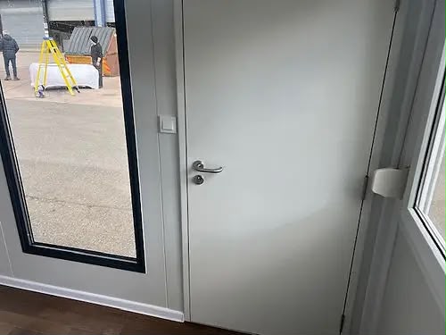 Bürocontainer mit Panoramafenstern (mobil & tragbar)